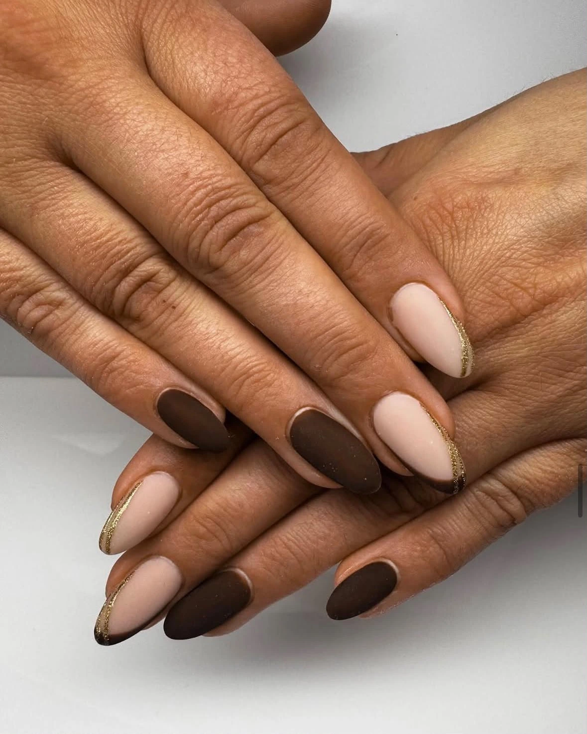 Detailaufnahme eines Nageldesigns von Ina Wagner Cosmetics