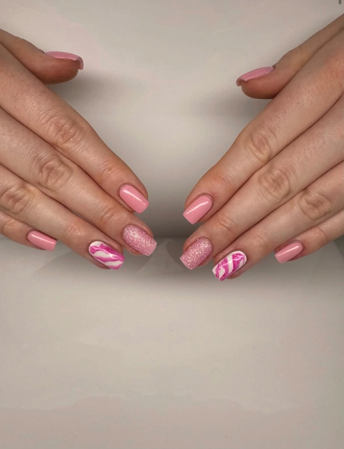 Nahaufnahme eines Nagelsets von Ina Wagner Cosmetics